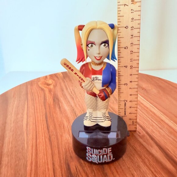 Suicide Squad Harley Quinn Bobble Body Knocker Figurine Solar Powered By NECA - Picture 7 of 14